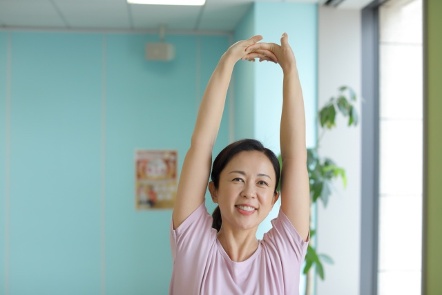 上半身（二の腕・わき腹）のストレッチをする女性