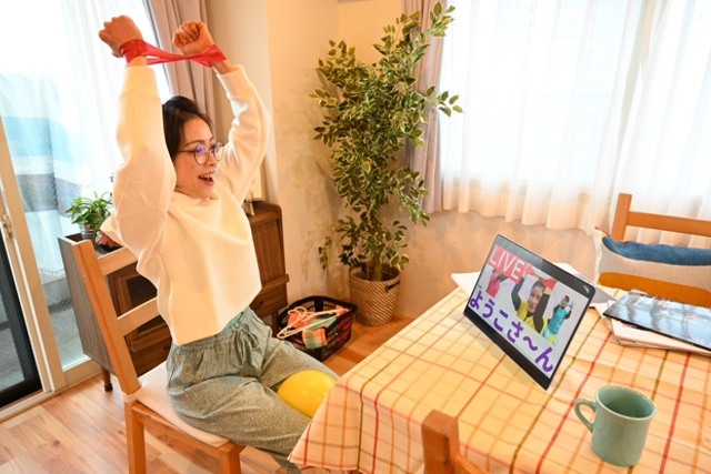 おうちでカーブス（自宅でカーブスの①筋力トレーニング②有酸素運動③ストレッチのプログラムを行える、ダイエットにも効果的なサービス）を利用している女性