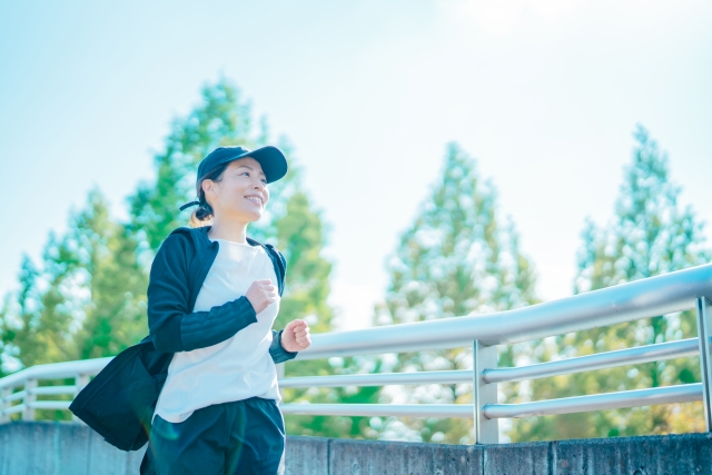 屋外で有酸素運動（ランニング）をする女性。脂肪燃焼、ダイエットにも効果的です。