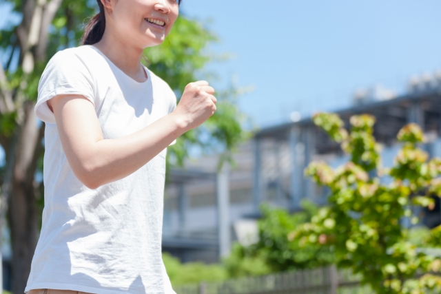 屋外で有酸素運動（ウォーキング）をする女性