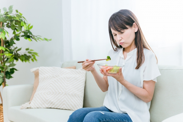 ダイエットの妨げにもなりやすい、偏った食事制限をし、野菜だけを食べるダイエットを行う女性