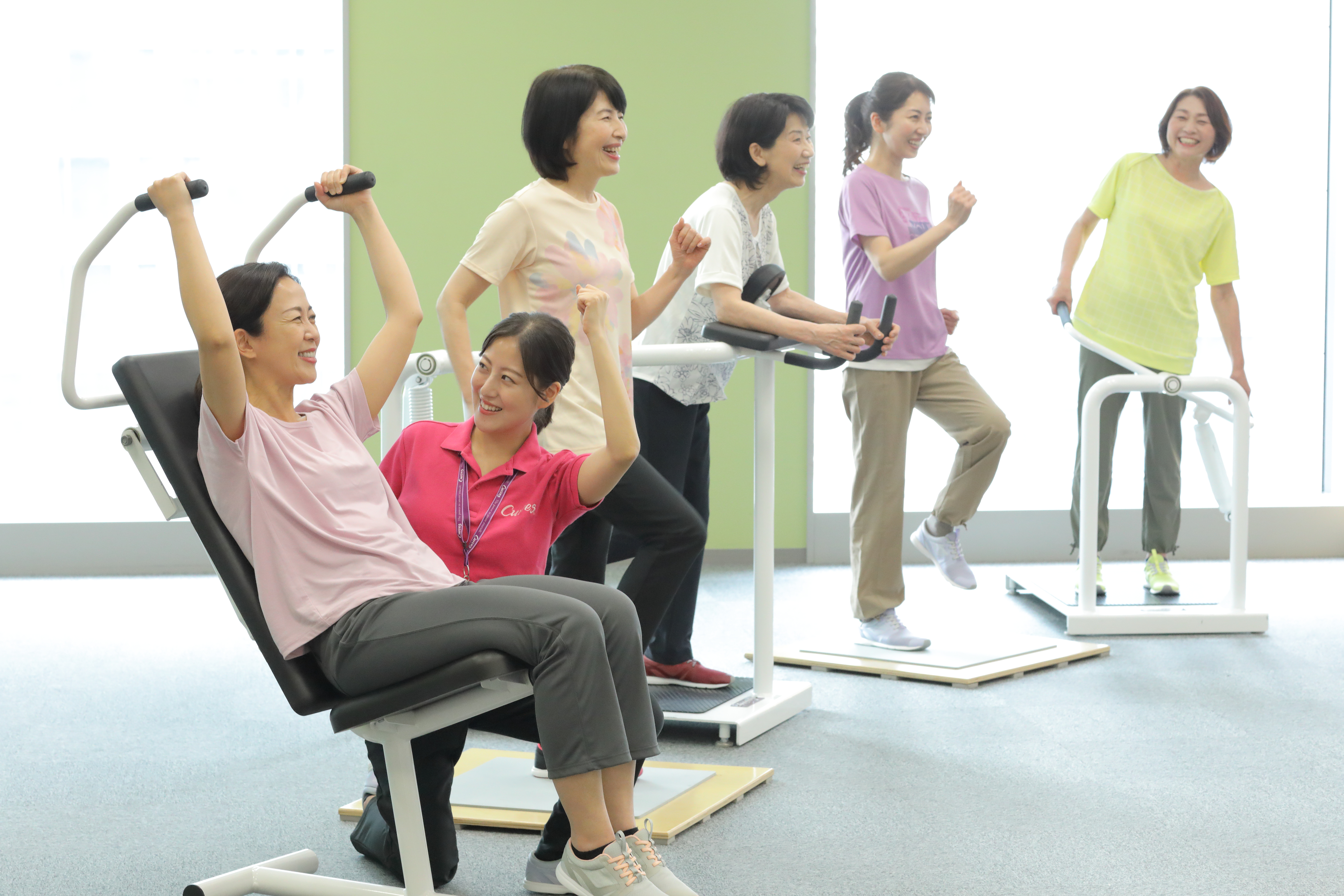 運動施設で筋力トレーニング、有酸素運動を行う女性
