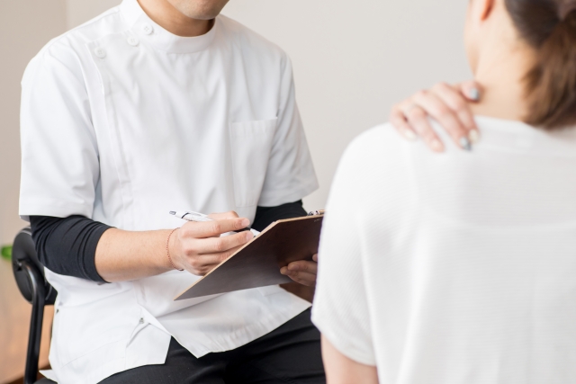 肩の不調（肩こり・肩の痛み・肩周りの血行不良など）で病院を受診している女性