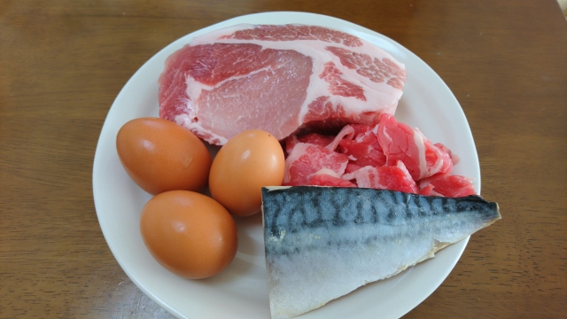 動物性たんぱく質が豊富な食材（肉、魚、卵など）