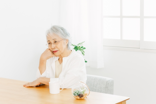 体調不良を感じているシニア世代の女性