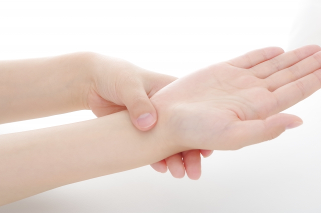 手首で心拍数（脈拍）を測る女性