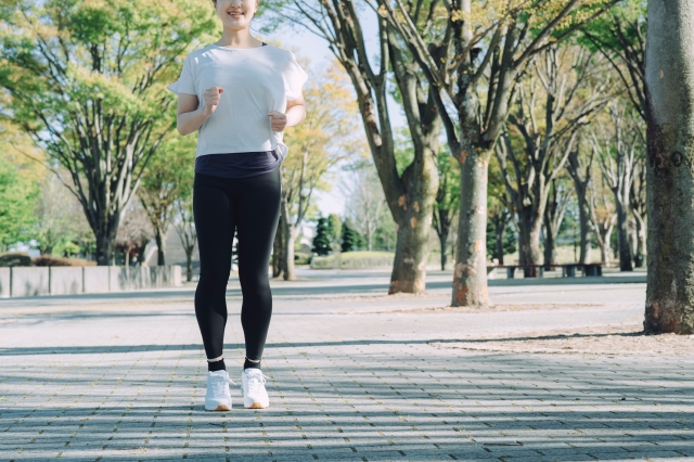 ダイエットなどにも効果的な、屋外を散歩・ウォーキングしている女性（運動・有酸素運動）