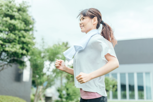 屋外で有酸素運動（ランニング）をする女性