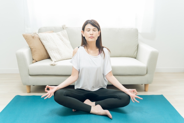 屋内で呼吸を整え、リラックスしている女性