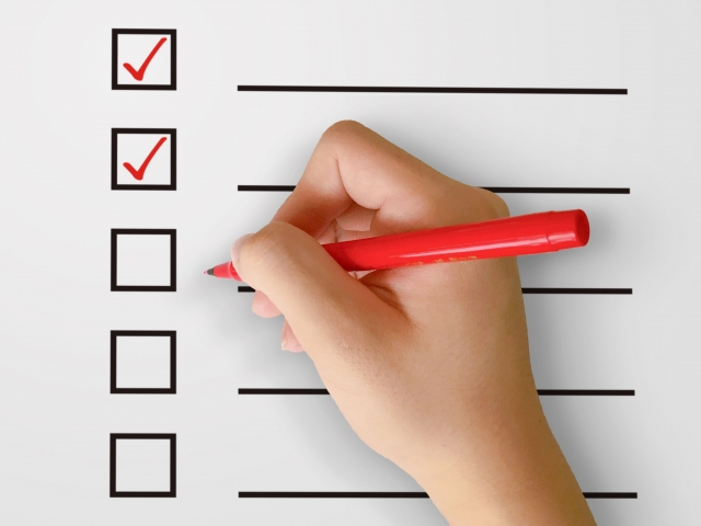 チェックリストを確認していくイメージ