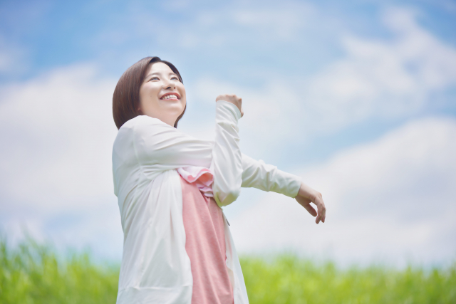 上半身のストレッチを行う女性