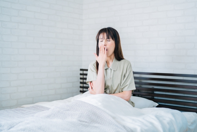睡眠不足の女性（睡眠が不足すると、脂肪を分解する成長ホルモンの分泌が減少します。また、食欲を増進させるホルモンの分泌が増えて、食欲を抑えるホルモンの分泌が減ることで食べ過ぎてしまうことも。）