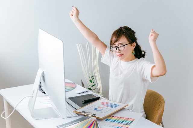 デスクワークで体の不調を感じている女性（首や肩、背中など全身の凝りや、血行不良、眼精疲労など）