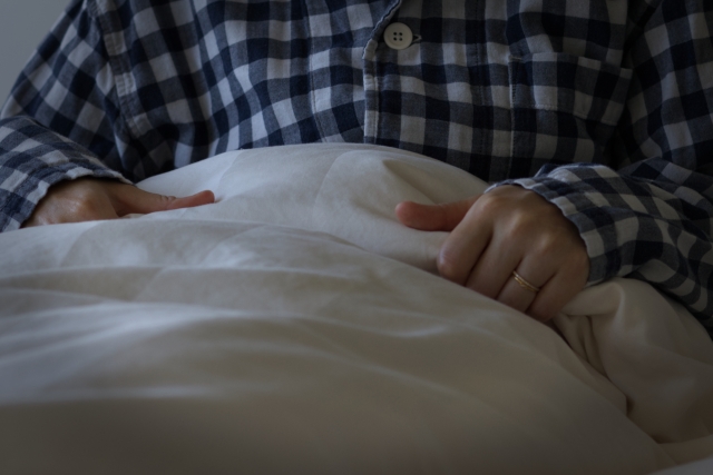 夜中に目が覚めてしまう女性（ホルモンバランス、自律神経の乱れ、不眠）