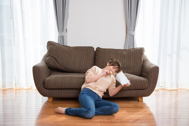屋内で過ごす女性（運動不足）