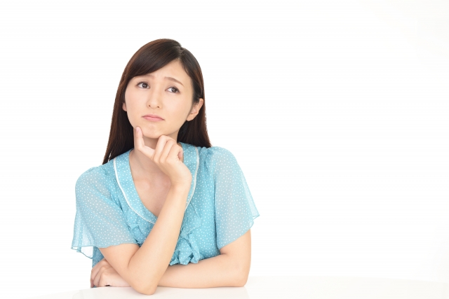 考える・悩む女性