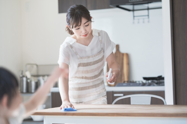 家事をする女性（日常生活の活動量を意識して増やすことは、ダイエットなどにもつながります）