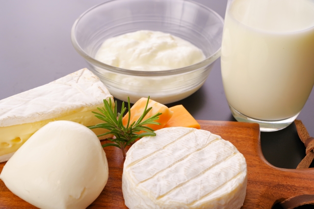 おやるにタンパク質を摂る。例えばチーズやヨーグルトをイメージした画像。