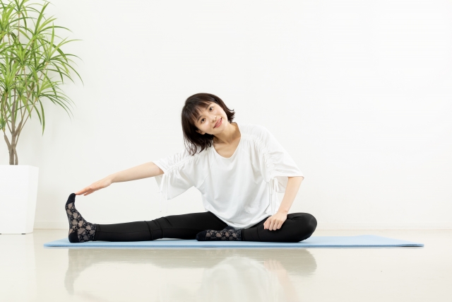 ストレッチをしている女性