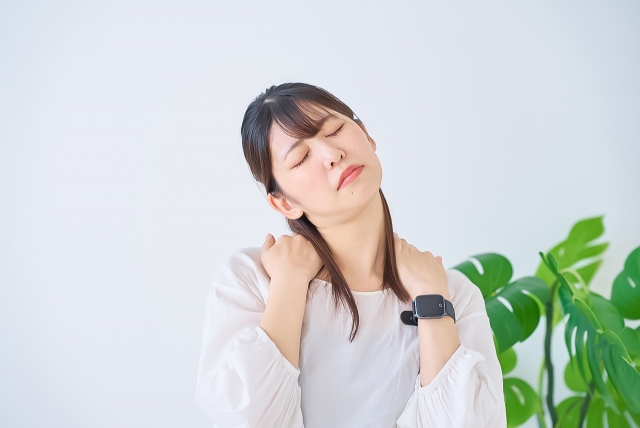 肩こりに苦しむ若い女性